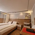 Kenny & Henry Inn 3*
