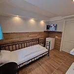 Kenny & Henry Inn