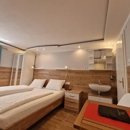 Kenny & Henry 여관 3*