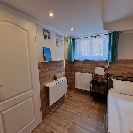 Kenny & Henry 여관