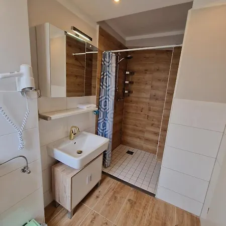 Kenny & Henry 3* 쿡스하펜