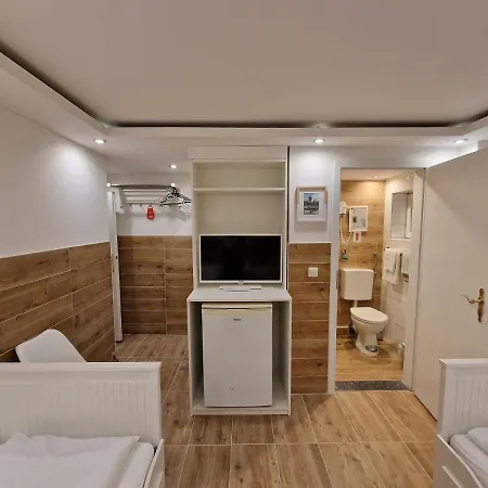 여관 Kenny & Henry 3*